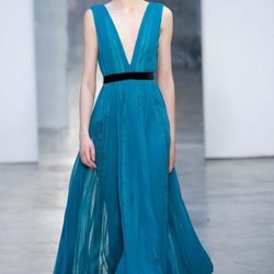Vestido azul de Carolina Herrera otoño/invierno 2017/2018 en la New York Fashion Week