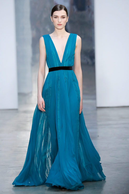 Vestido azul de Carolina Herrera otoño/invierno 2017/2018 en la New York Fashion Week