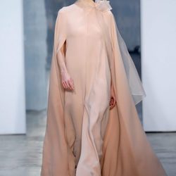 Vestido rosa cuarzo de Carolina Herrera otoño/invierno 2017/2018 en la New York Fashion Week