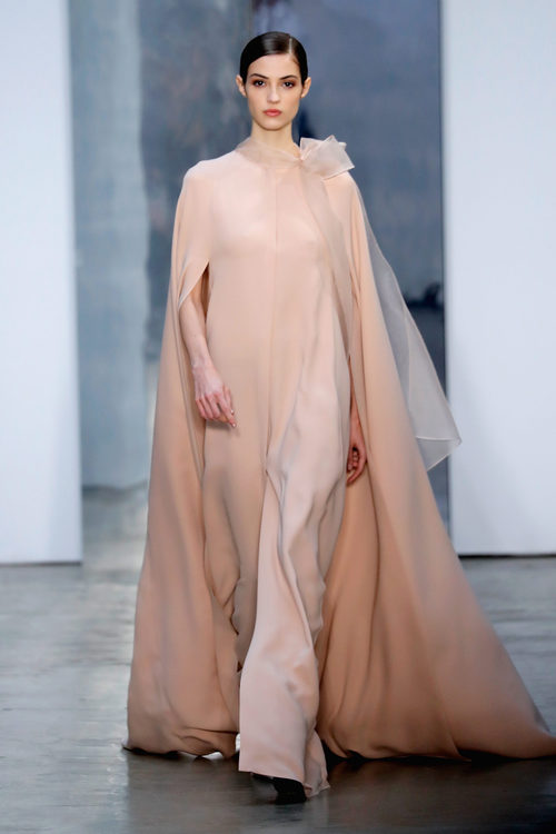 Vestido rosa cuarzo de Carolina Herrera otoño/invierno 2017/2018 en la New York Fashion Week
