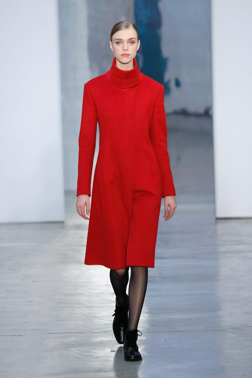 Vestido midi rojo intenso de Carolina Herrera otoño/invierno 2017/2018 en la New York Fashion Week
