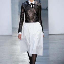 Chaqueta de cuero de Carolina Herrera otoño/invierno 2017/2018 en la New York Fashion Week