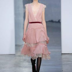 Vestido con volantes de Carolina Herrera otoño/invierno 2017/2018 en la New York Fashion Week