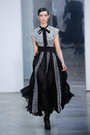 Camisa con lazada de Carolina Herrera otoño/invierno 2017/2018 en la New York Fashion Week