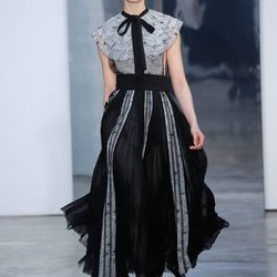 Camisa con lazada de Carolina Herrera otoño/invierno 2017/2018 en la New York Fashion Week