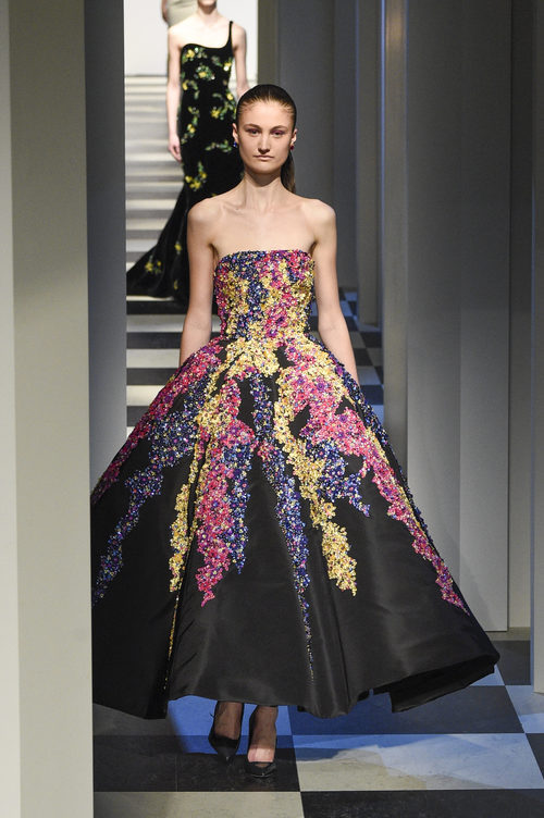 Vestido con volumen de Oscar de la Renta otoño/invierno 2017/2018 en la New York Fashion Week