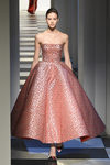 Vestido empolvado de Oscar de la Renta otoño/invierno 2017/2018 en la New York Fashion Week