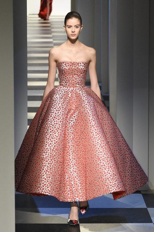 Vestido empolvado de Oscar de la Renta otoño/invierno 2017/2018 en la New York Fashion Week