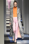 Abrigo de terciopelo de Oscar de la Renta otoño/invierno 2017/2018 en la New York Fashion Week
