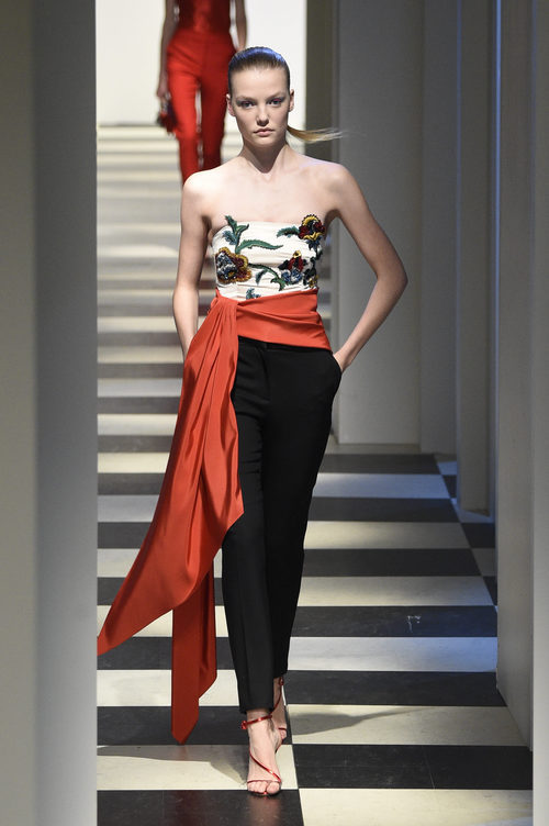Top palabra de honor de Oscar de la Renta otoño/invierno 2017/2018 en la New York Fashion Week
