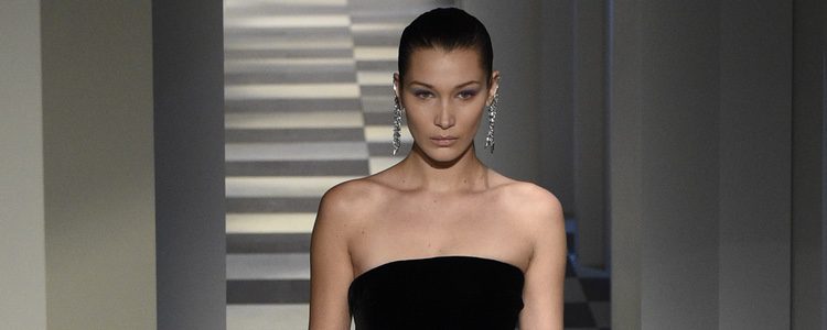 Bella Hadid desfilando para Oscar de la Renta otoño/invierno 2017/2018 en la New York Fashion Week