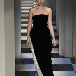 Bella Hadid desfilando para Oscar de la Renta otoño/invierno 2017/2018 en la New York Fashion Week