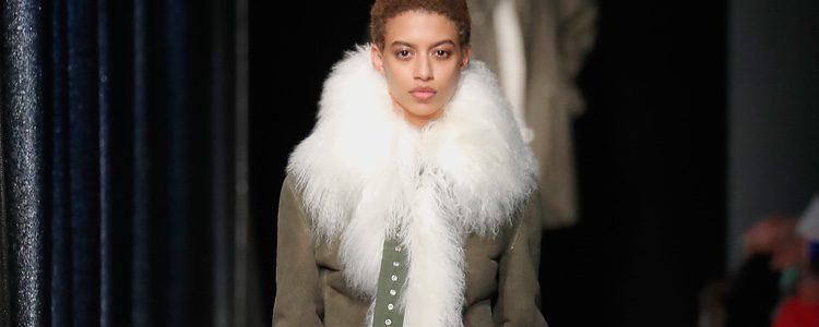 Abrigo de pelo de Monse otoño/invierno 2017/2018 en la New York Fashion Week