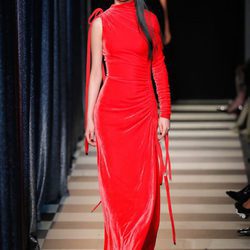 Vestido largo y rojo de Monse otoño/invierno 2017/2018 en la New York Fashion Week