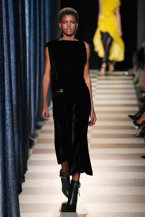 Vestido midi negro de Monse otoño/invierno 2017/2018 en la New York Fashion Week