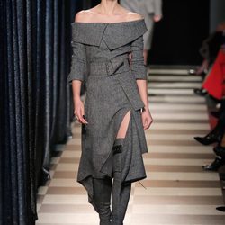 Vestido asimétrico de Monse otoño/invierno 2017/2018 en la New York Fashion Week
