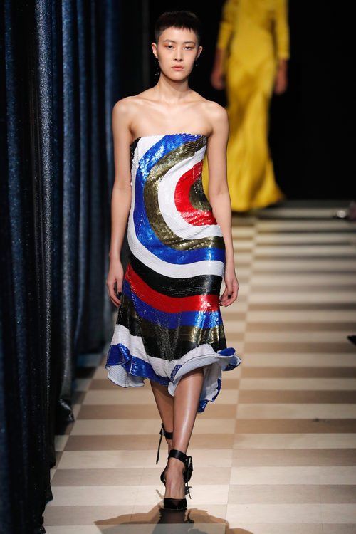Vestido de estampado colorido de Monse otoño/invierno 2017/2018 en la New York Fashion Week