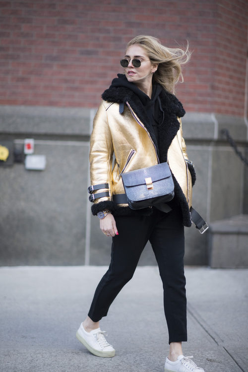 Chiara Ferragni con una chaqueta dorada en las calles de Nueva York