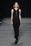 Vestido negro de Narciso Rodriguez otoño/invierno 2017/2018 en la New York Fashion Week