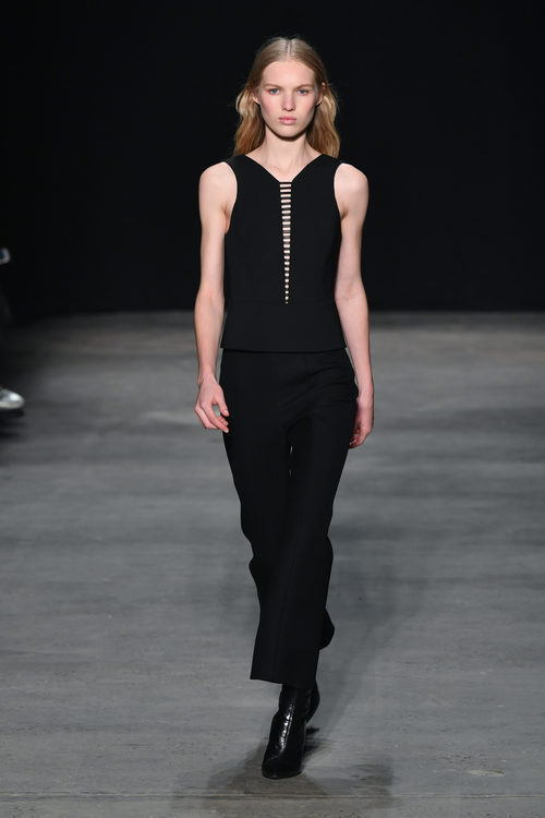 Vestido negro de Narciso Rodriguez otoño/invierno 2017/2018 en la New York Fashion Week