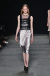 Falda metalizada de Narciso Rodriguez otoño/invierno 2017/2018 en la New York Fashion Week
