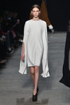 Vestido con capa de Narciso Rodriguez otoño/invierno 2017/2018 en la New York Fashion Week