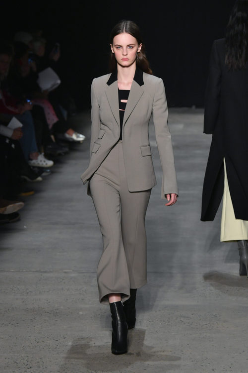 Traje de chaqueta de Narciso Rodriguez otoño/invierno 2017/2018 en la New York Fashion Week
