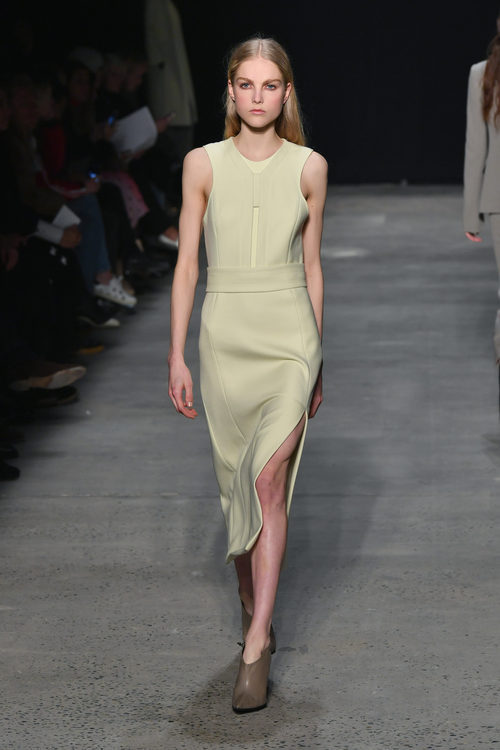 Vestido de corte recto de Narciso Rodriguez otoño/invierno 2017/2018 en la New York Fashion Week