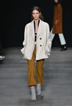 Pantalón camel de Narciso Rodriguez otoño/invierno 2017/2018 en la New York Fashion Week