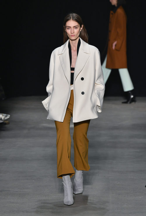 Pantalón camel de Narciso Rodriguez otoño/invierno 2017/2018 en la New York Fashion Week