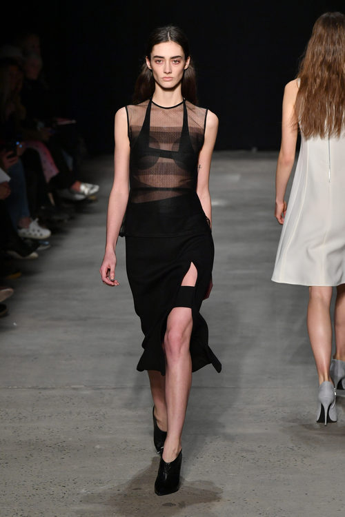 Camisa con transparencias de Narciso Rodriguez otoño/invierno 2017/2018 en la New York Fashion Week
