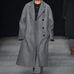 Abrigo gris oversize de Narciso Rodriguez otoño/invierno 2017/2018 en la New York Fashion Week