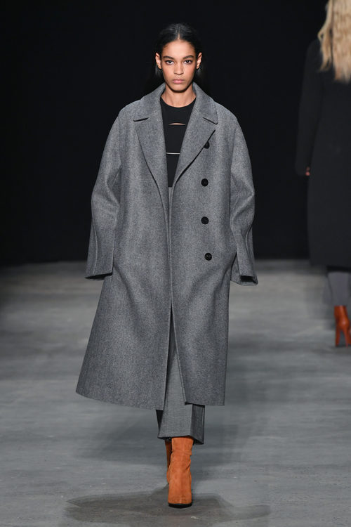 Abrigo gris oversize de Narciso Rodriguez otoño/invierno 2017/2018 en la New York Fashion Week