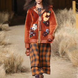 Falda de cuadros de Coach otoño/invierno 2017/2018 en la New York Fashion Week