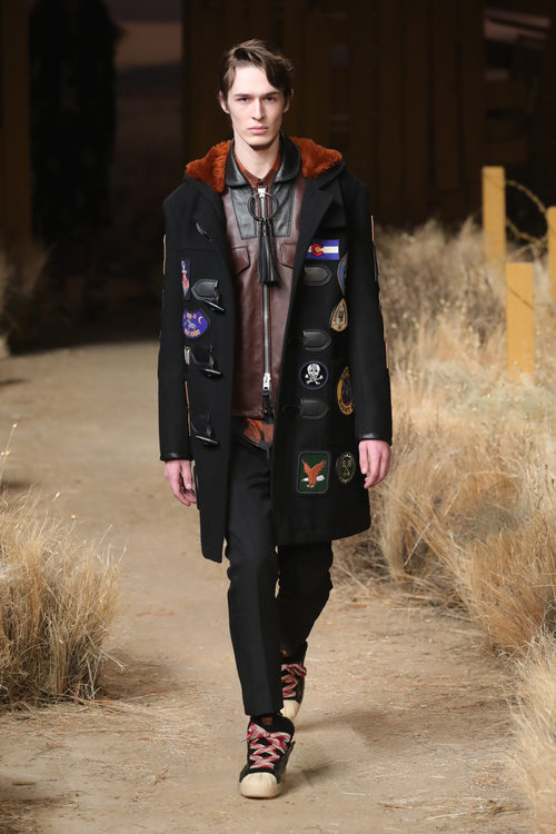 Abrigo decorado con parches de Coach otoño/invierno 2017/2017 en la New York Fashion Week