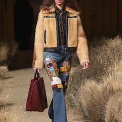 Vaquero con parches de Coach otoño/invierno 2017/2018 en la New York Fashion Week