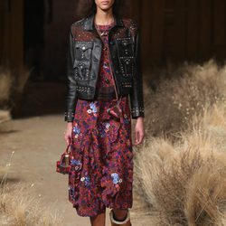 Chaqueta de cuero con tachuelas de Coach otoño/invierno 2017/2018 en la New York Fashion Week