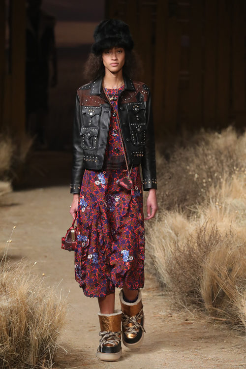Chaqueta de cuero con tachuelas de Coach otoño/invierno 2017/2018 en la New York Fashion Week