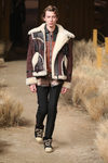 Chaqueta marrón con borrego de Coach otoño/invierno 2017/2018 en la New York Fashion Week