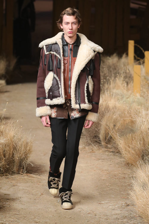 Chaqueta marrón con borrego de Coach otoño/invierno 2017/2018 en la New York Fashion Week