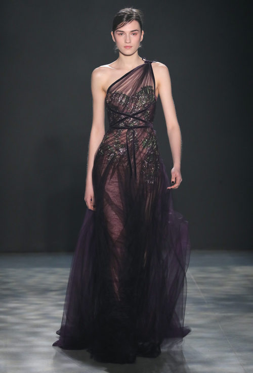 Vestido negro con transparencias de Marchesa otoño/invierno 2017/2018 en la New York Fashion Week