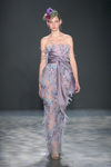 Vestido lila con plumas de Marchesa otoño/invierno 2017/2018 en la New York Fashion Week