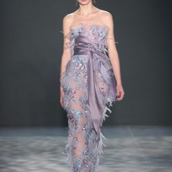 Vestido lila con plumas de Marchesa otoño/invierno 2017/2018 en la New York Fashion Week