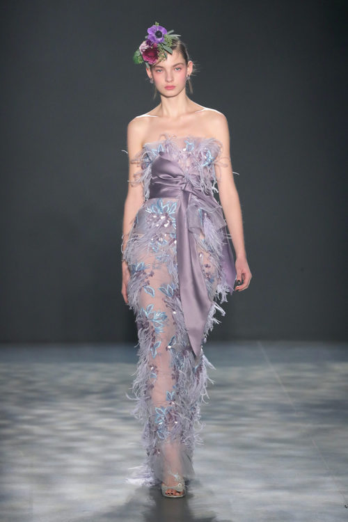 Vestido lila con plumas de Marchesa otoño/invierno 2017/2018 en la New York Fashion Week