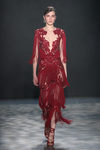 Vestido midi rojo de Marchesa otoño/invierno 2017/2018 en la New York Fashion Week