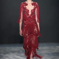 Vestido midi rojo de Marchesa otoño/invierno 2017/2018 en la New York Fashion Week