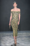 Vestido de escote bardot de Marchesa otoño/invierno 2017/2018 en la New York Fashion Week