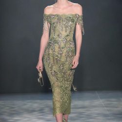 Vestido de escote bardot de Marchesa otoño/invierno 2017/2018 en la New York Fashion Week