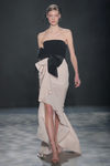 Vestido de corte asimétrico de Marchesa otoño/invierno 2017/2018 en la New York Fashion Week
