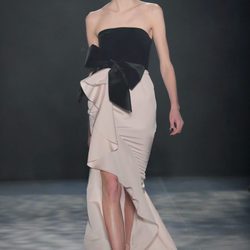 Vestido de corte asimétrico de Marchesa otoño/invierno 2017/2018 en la New York Fashion Week